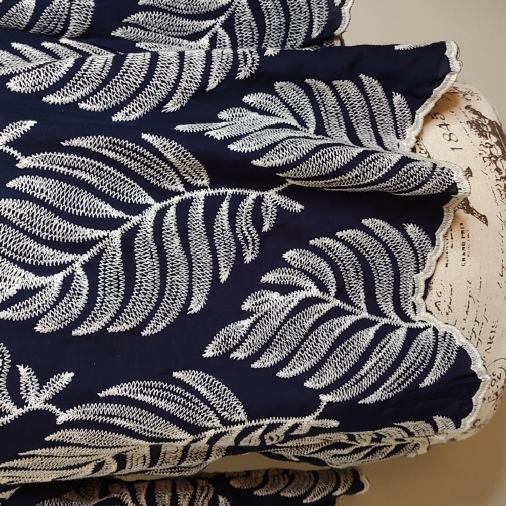 Solitaire NWT Navy Blue & White Embroidered Ferns Boxy Scalloped Hem SZ:L Blouse - Picture 5 of 14
